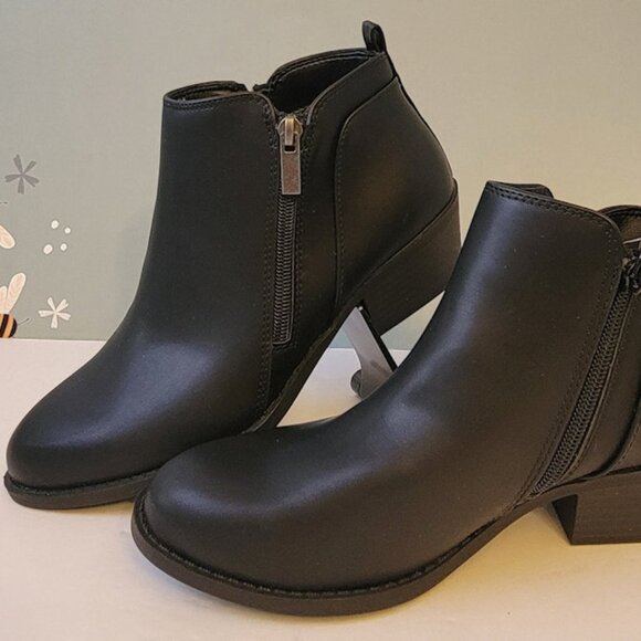 Arizona Jean Co Womens Castle Stacked Heel Booties New in Box - Picture 2 of 9